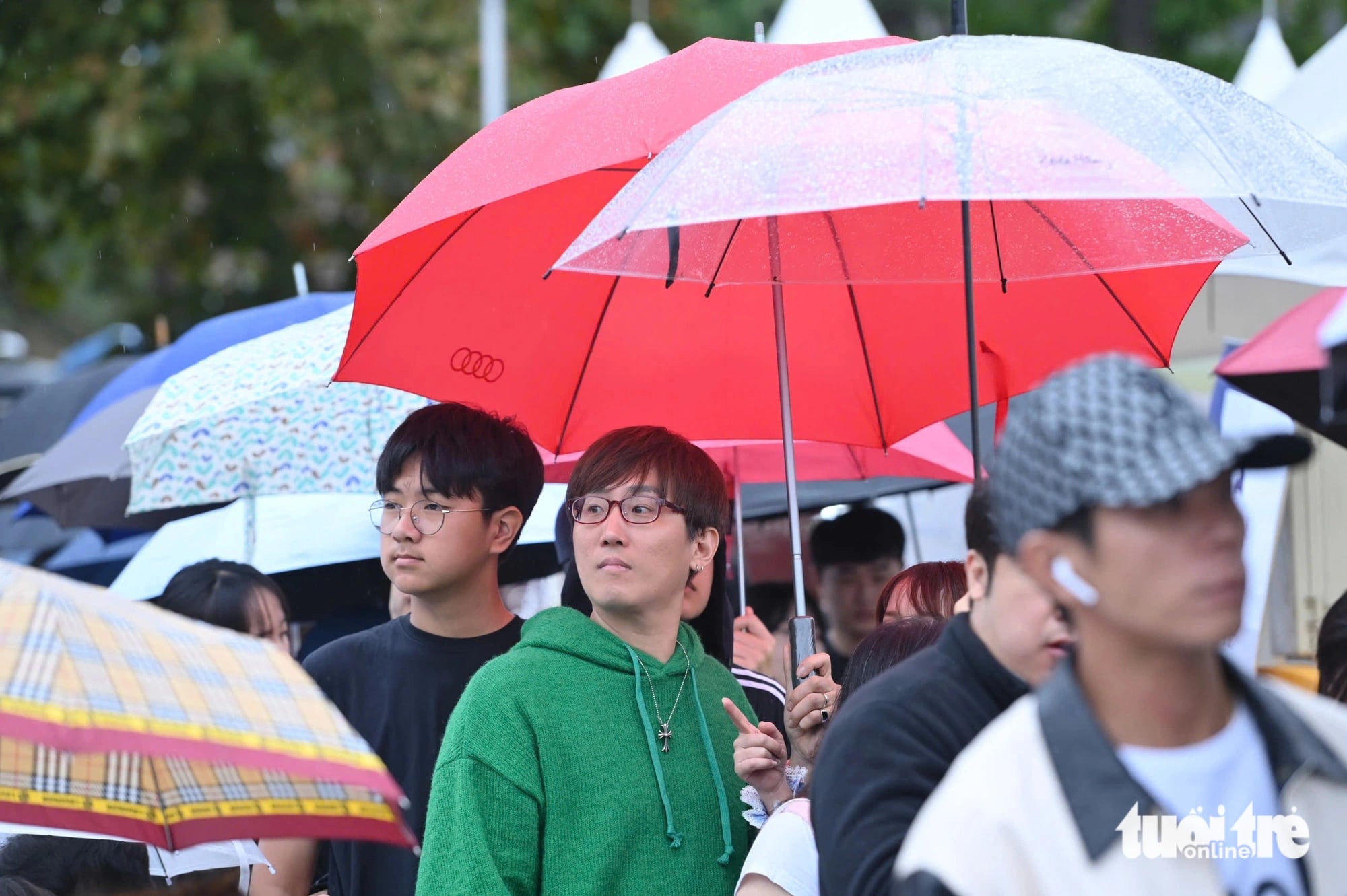 Visitors attend the Vietnam Phở Festival 2024 despite light rain in Seoul, South Korea on October 6, 2024. Photo: Duyen Phan / Tuoi Tre