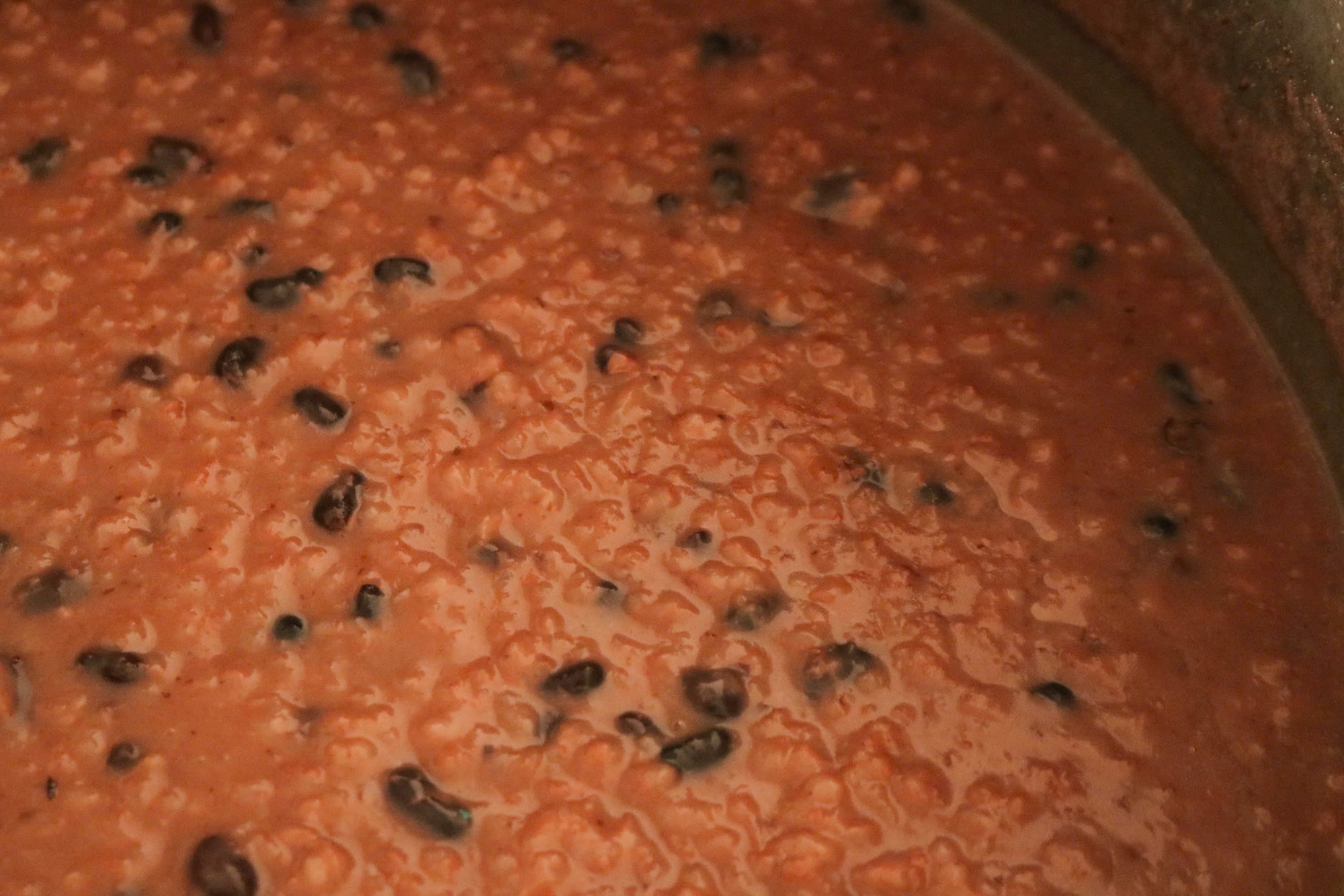 A pot of black bean congee at the Mrs. Lan bean congee shop in Bien Hoa City, Dong Nai Province, southern Vietnam. Photo: Dang Khuong / Tuoi Tre