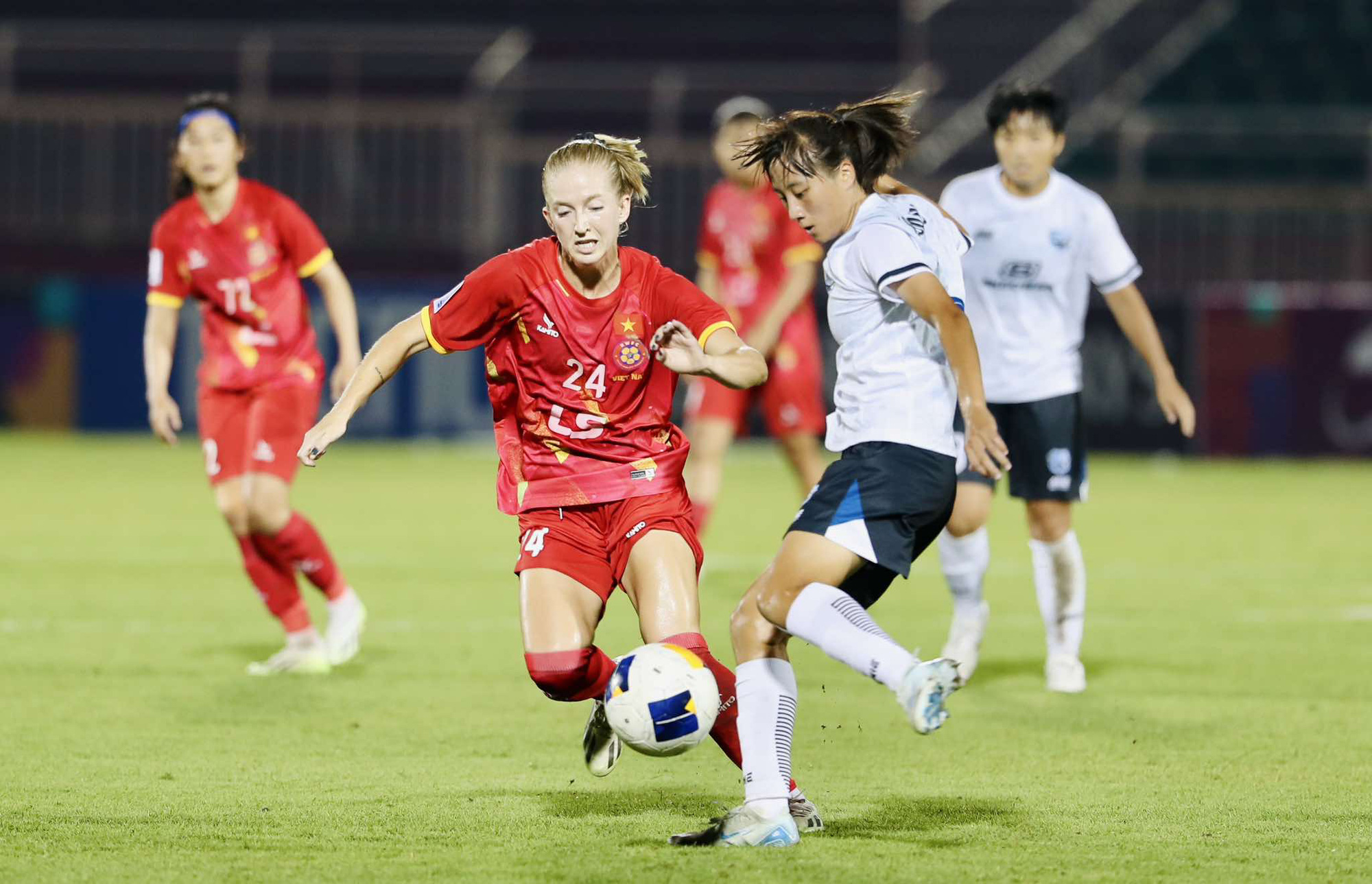 Meghan Root (No. 24) competes for Ho Chi Minh City Women’s FC at their opening match against Taiwan’s Taichung Blue Whale in Group C of the 2024-25 AFC Women’s Champions League at Thong Nhat Stadium in Ho Chi Minh City, October 6, 2024. Photo: Nguyen Khoi / Tuoi Tre