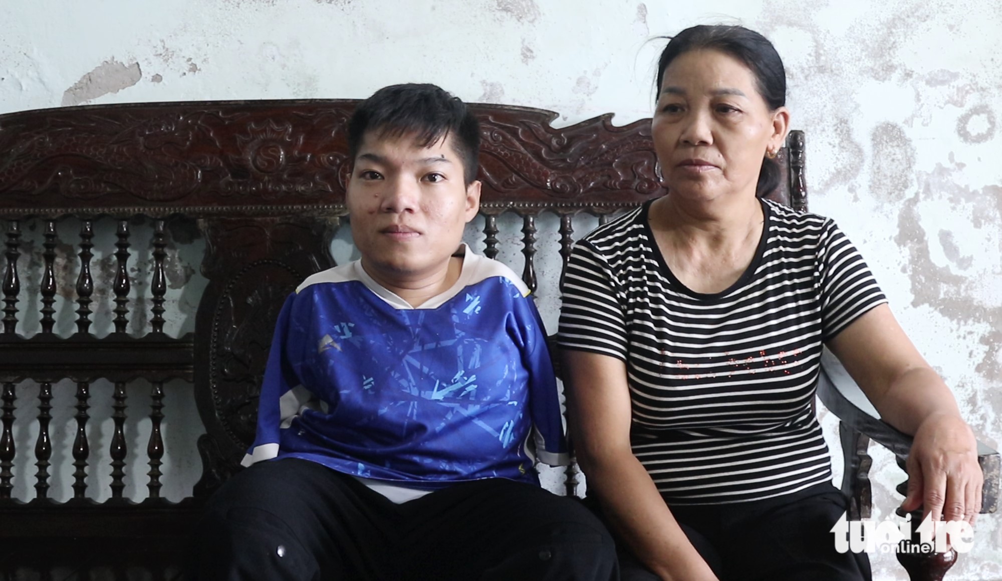 Nguyen Dinh Nhan and his mother - Photo: Doan Hoa / Tuoi Tre