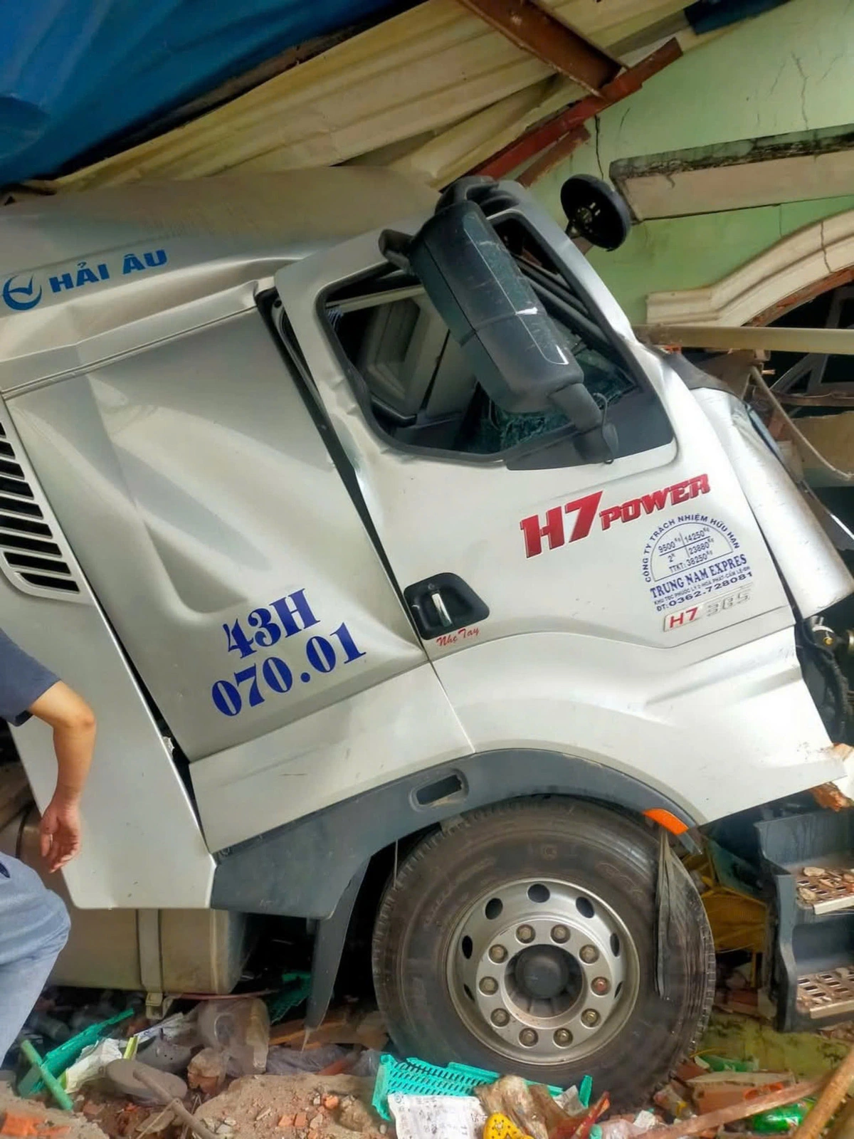 The front end of the container truck was damaged after it crashed into a house in Cu Chi District, Ho Chi Minh City. Photo: A.X. / Tuoi Tre