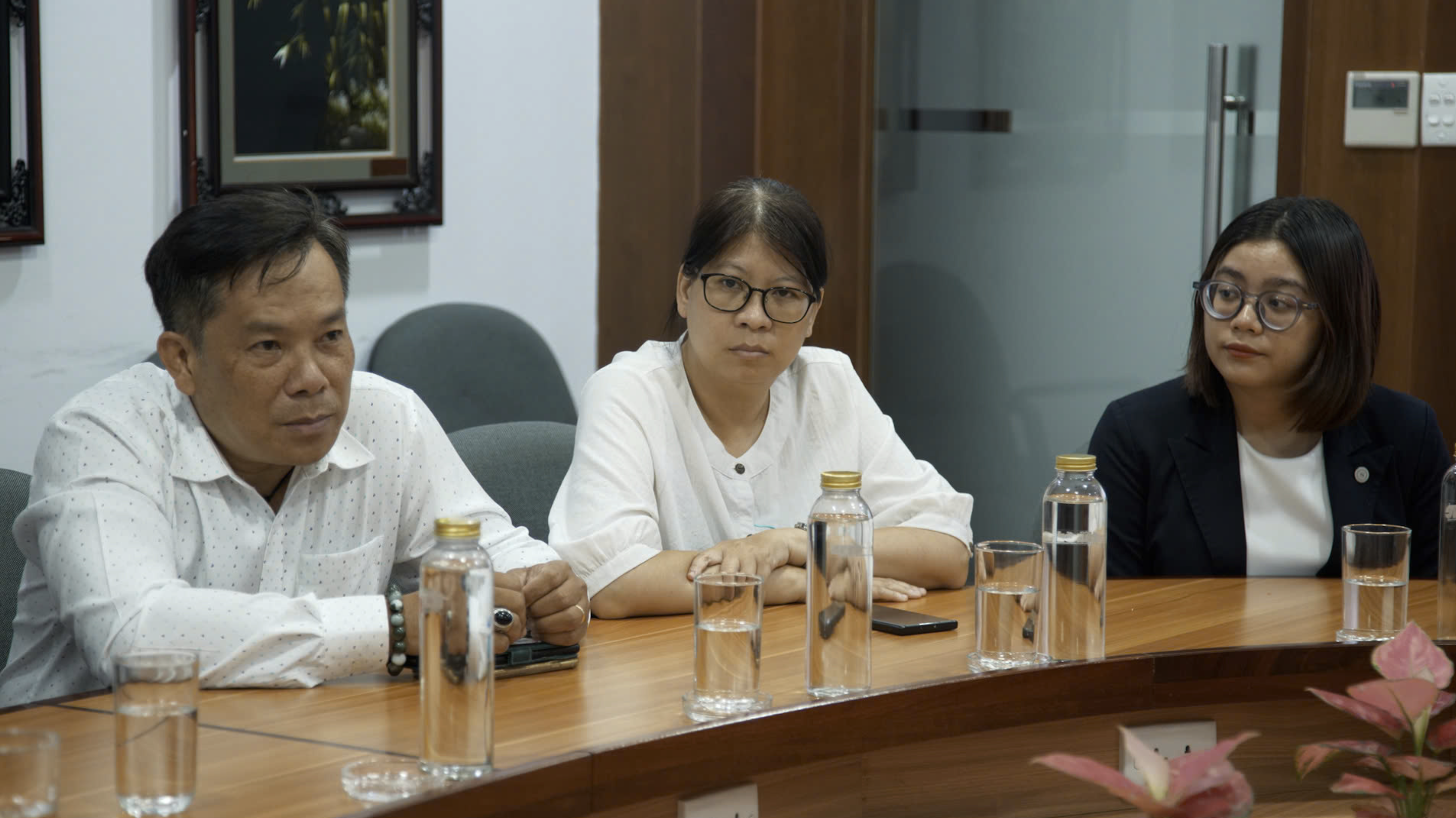 Representatives of Sheraton Saigon Grand Opera Hotel and Ocean Place Joint Venture Company express their trust in Tuoi Tre as a bridge to aid Yagi victims. Photo: Nguyen Phu / Tuoi Tre