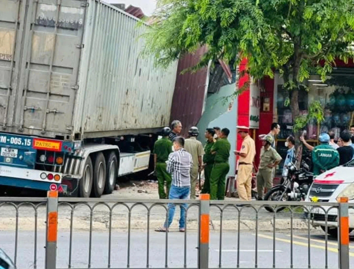 Police officers at the scene of the accident in Cu Chi District, Ho Chi Minh City. Photo: A.X. / Tuoi Tre