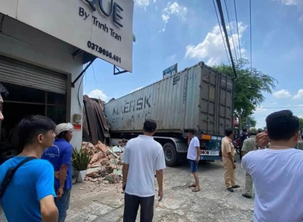 Distracted by iPad, driver crashes container truck into house in Ho Chi Minh City, and dies