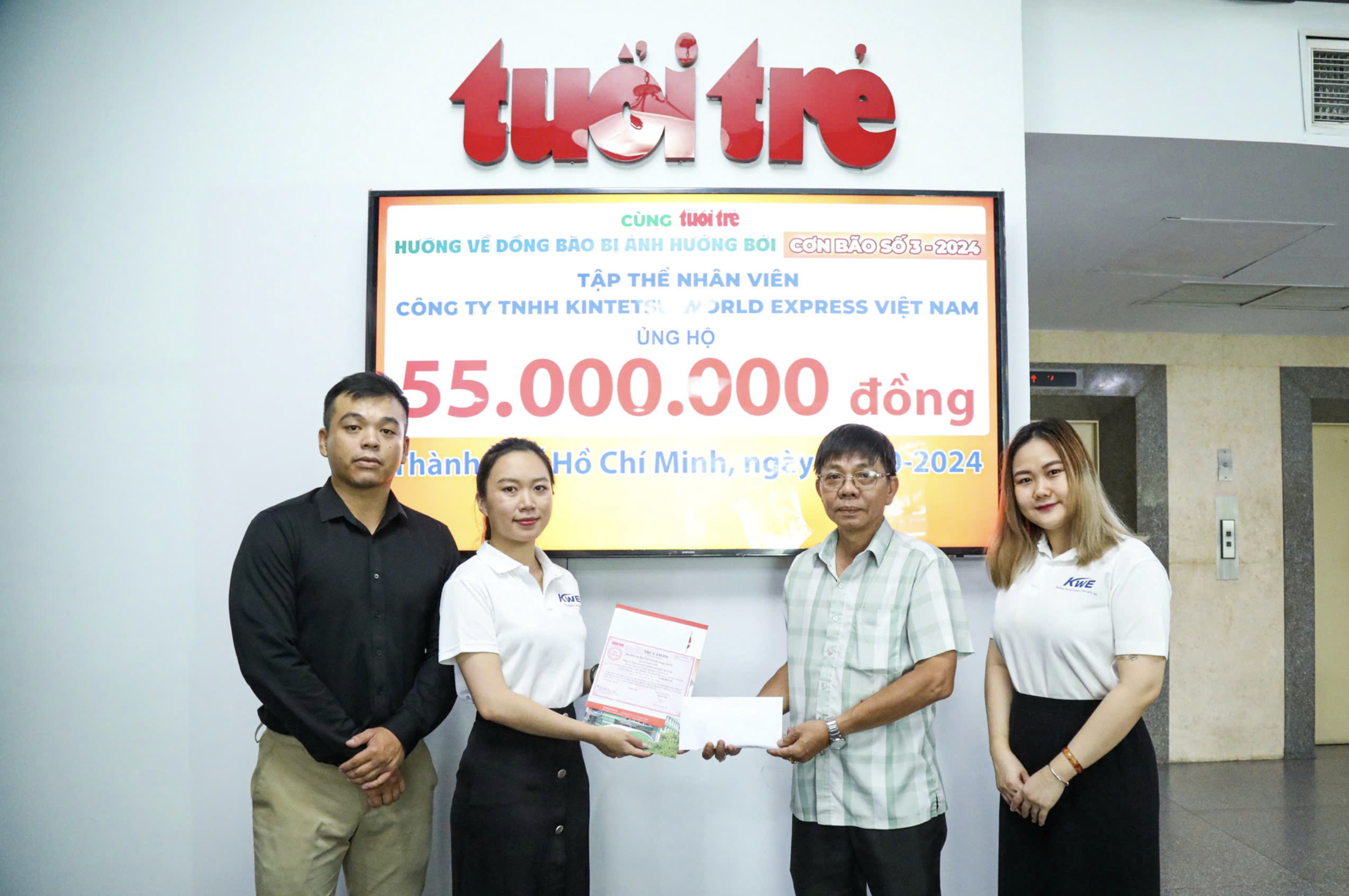 Kintetsu World Express Vietnam donates $2,210 via Tuoi Tre for Yagi victims. Photo: Phuong Quyen / Tuoi Tre