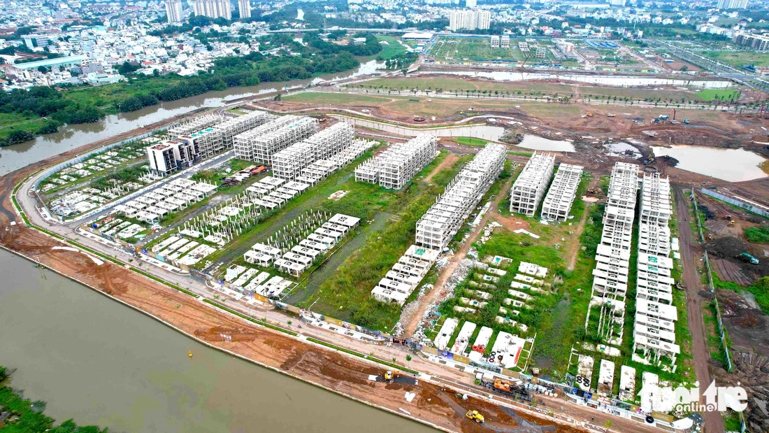 The construction site of the Saigon Sports City project is next to the under-construction The Global City urban area project by Masterise Homes in Thu Duc City, under Ho Chi Minh City. Photo: Ngoc Hien / Tuoi Tre