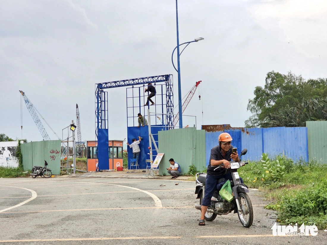 Workers install a temporary entrance to the construction site of the Saigon Sports City project in Ho Chi Minh City. Photo: Ngoc Hien / Tuoi Tre