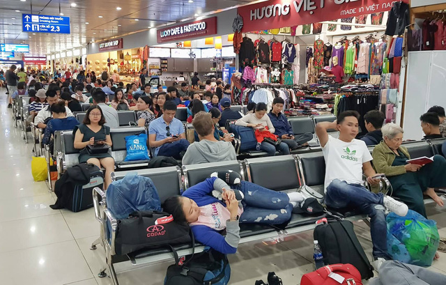 Passengers wait for the departure of their flight to Tan Son Nhat International Airport at the Phu Bai Airport in the central province of Thua Thien-Hue, central Vietnam, on November 25, 2018. Photo: Tuoi Tre