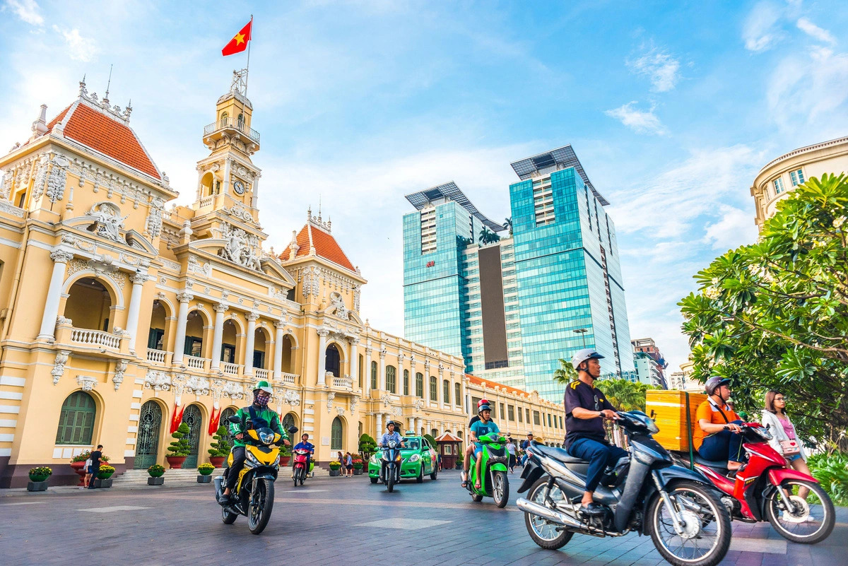 An area in front of the headquarters of Ho Chi Minh City People’s Committee in District 1, Ho Chi Minh City, a tourist destination in southern Vietnam. Photo: Quang Dinh / Tuoi Tre