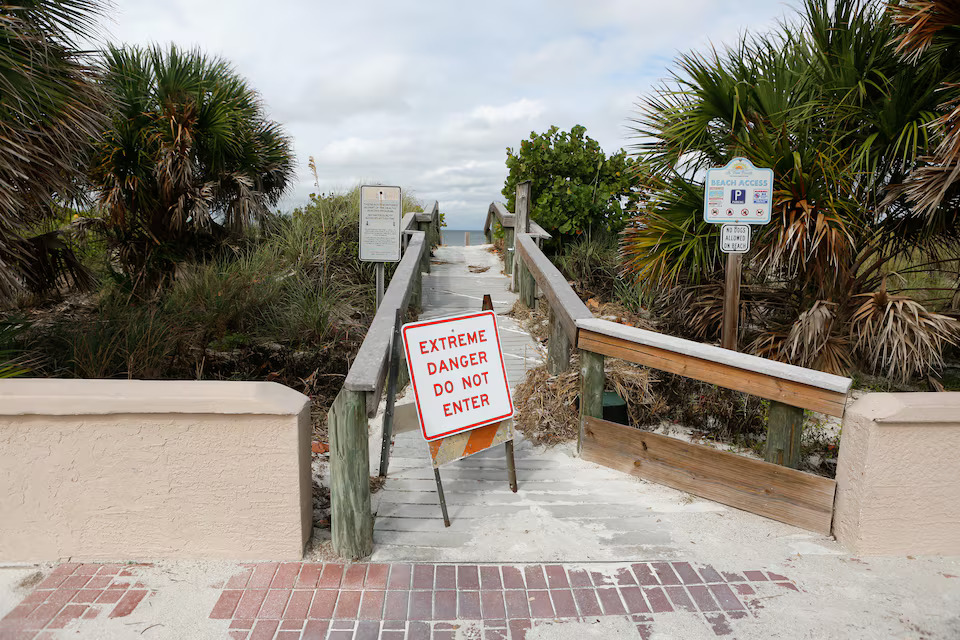 [8/10]A sign is seen at the entrance to the beach before the arrival of Hurricane Milton, St. Pete Beach, Florida, U.S., October 7, 2024. Photo: Reuters