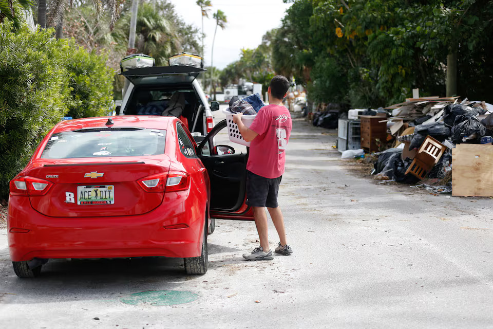 [7/10]Sam Grande carries his belongings as he prepares to evacuate his home before the arrival of Hurricane Milton, St. Pete Beach, Florida, U.S., October 7, 2024. Photo: Reuters