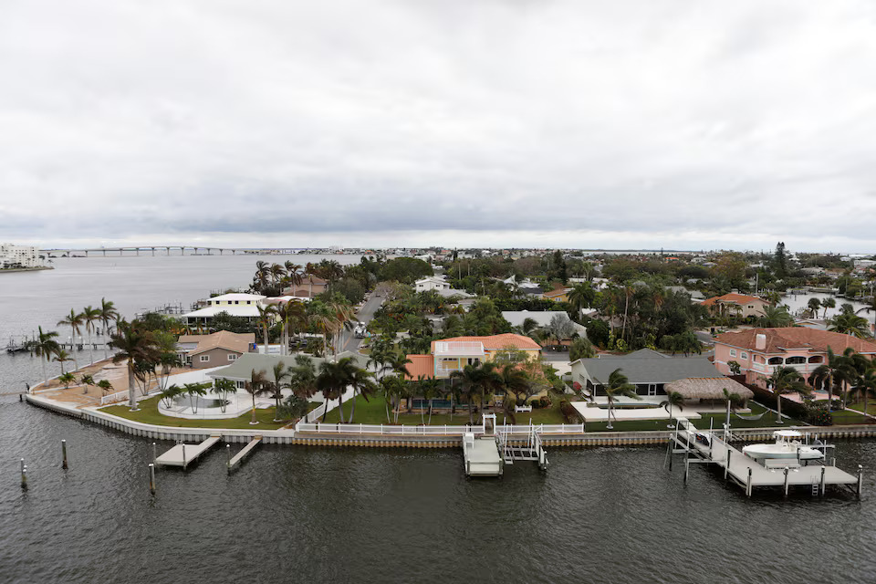 [4/10]Waterfront homes are pictured before the arrival of Hurricane Milton, in St. Pete Beach, Florida, U.S., October 7, 2024. Photo: Reuters