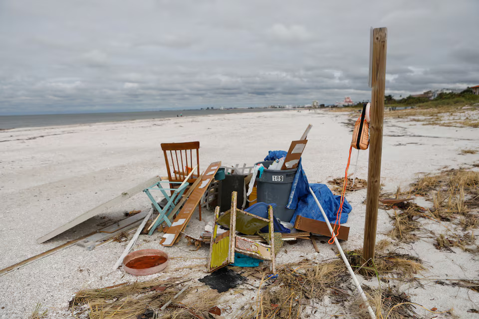 [9/10]Debris left from Hurricane Helene lays on the beach before the arrival of Hurricane Milton, St. Pete Beach, Florida, U.S., October 7, 2024. Photo: Reuters