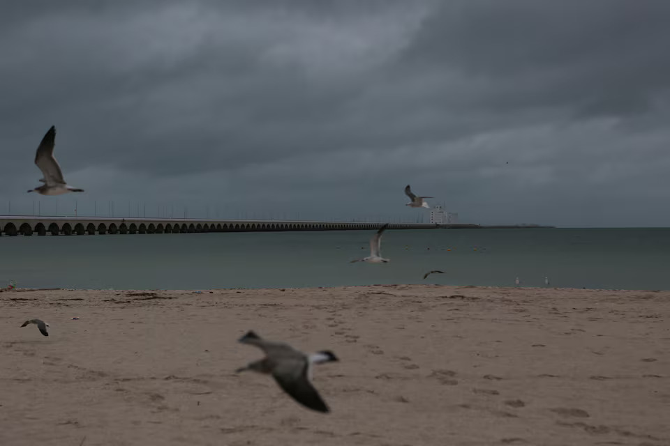 [5/10]Clouds are seen over the beach as Hurricane Milton advances, in Progreso, Mexico, October 7, 2024. Photo: Reuters