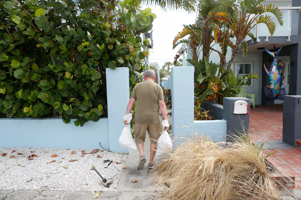 [3/10]A man carries sandbags before the arrival of Hurricane Milton, St. Pete Beach, Florida, U.S., October 7, 2024. Photo: Reuters