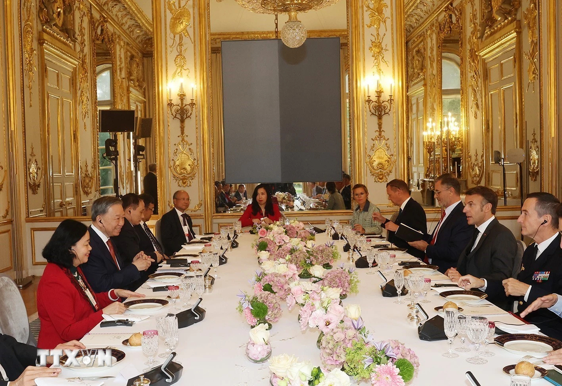 An overview of the talks between a Vietnamese delegation led by Vietnamese Party General Secretary and State President To Lam (L) and its French counterpart headed by President Emmanuel Macron in Paris, France on October 7, 2024. Photo:  Vietnam News Agency