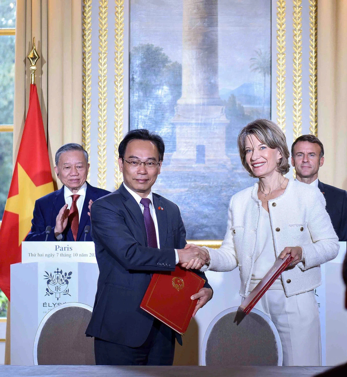 The exchange of an education cooperation agreement between the Vietnamese and French representatives in the presence of Vietnamese Party General Secretary and State President To Lam (L) and French President Emmanuel Macron in Paris, France on October 7, 2024. Photo: Nguyen Hong / Tuoi Tre