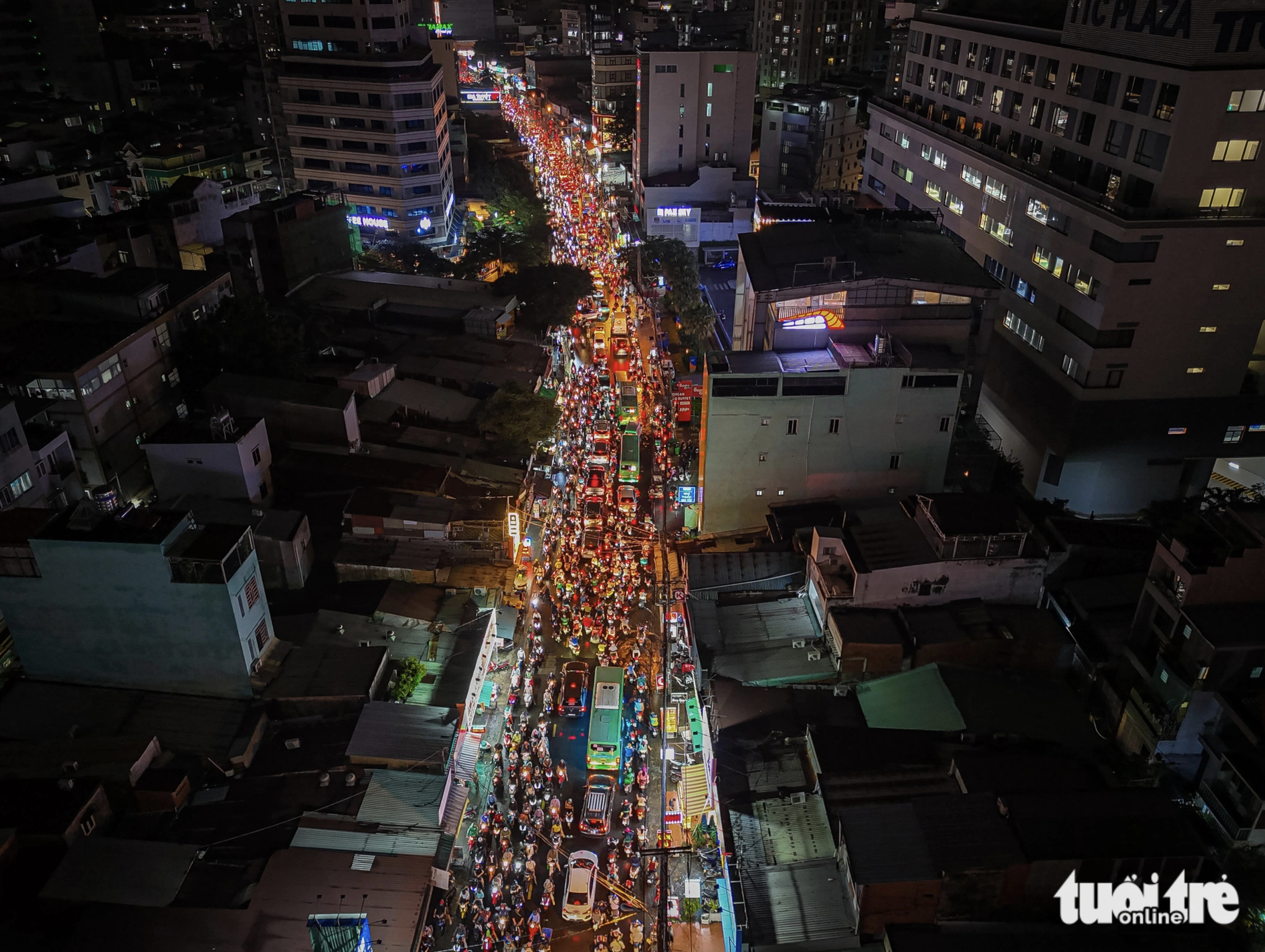 Vehicles get stuck in traffic gridlock on Ung Van Khiem Street in Binh Thanh District on October 8, 2024. Photo: Chau Tuan / Tuoi Tre