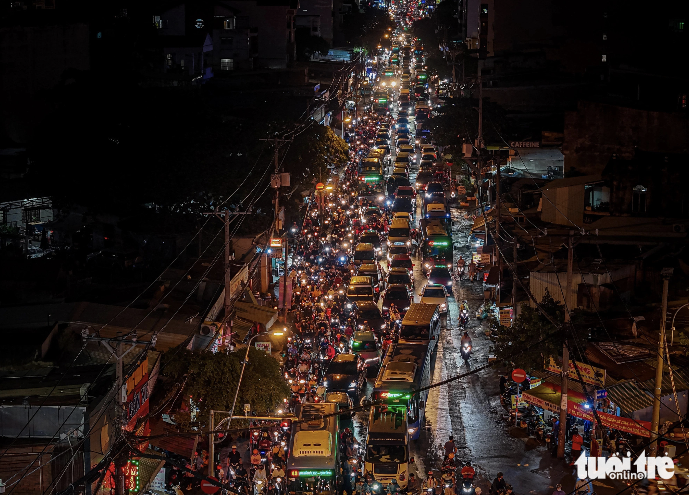 Drone footage shows a severe traffic snarl on Nguyen Xi Street in Binh Thanh District on October 8, 2024. Photo: Le Phan / Tuoi Tre