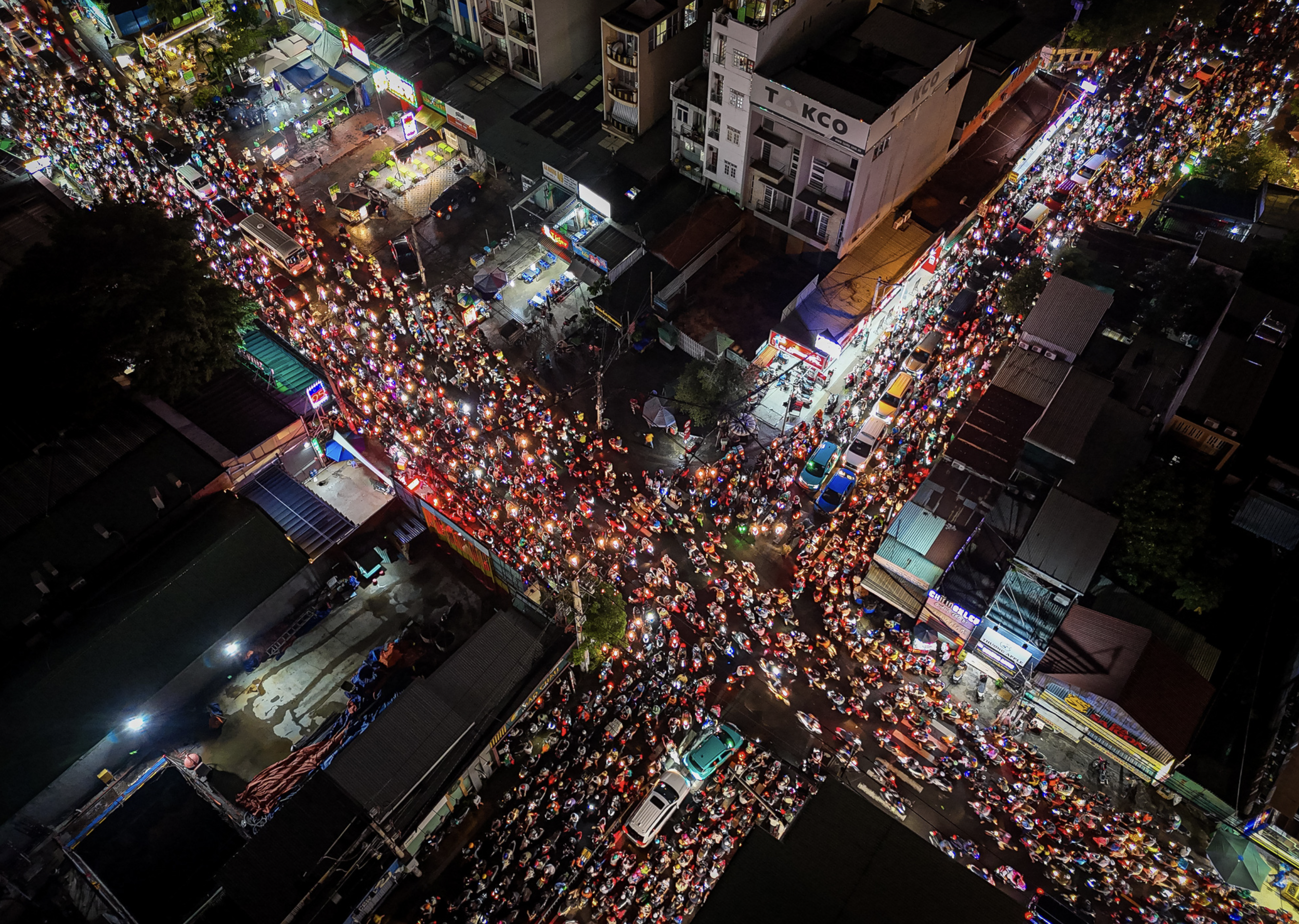 An aerial view shows traffic gridlock at an intersection in Binh Thanh District on October 8, 2024. Photo: Chau Tuan / Tuoi Tre