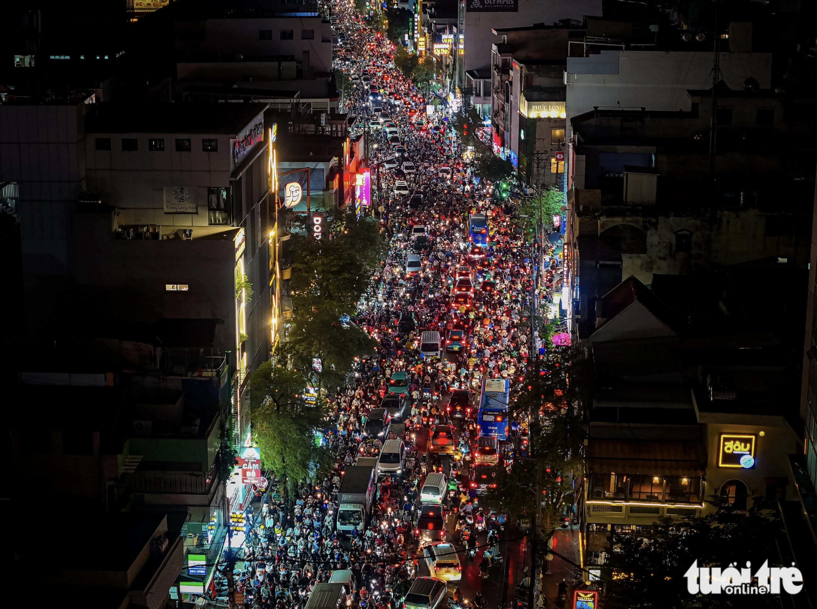 Traffic congestion leaves vehicles with no way out on Vo Nguyen Giap Street heading to Nguyen Gia Tri Street on October 8, 2024. Photo: Chau Tuan / Tuoi Tre