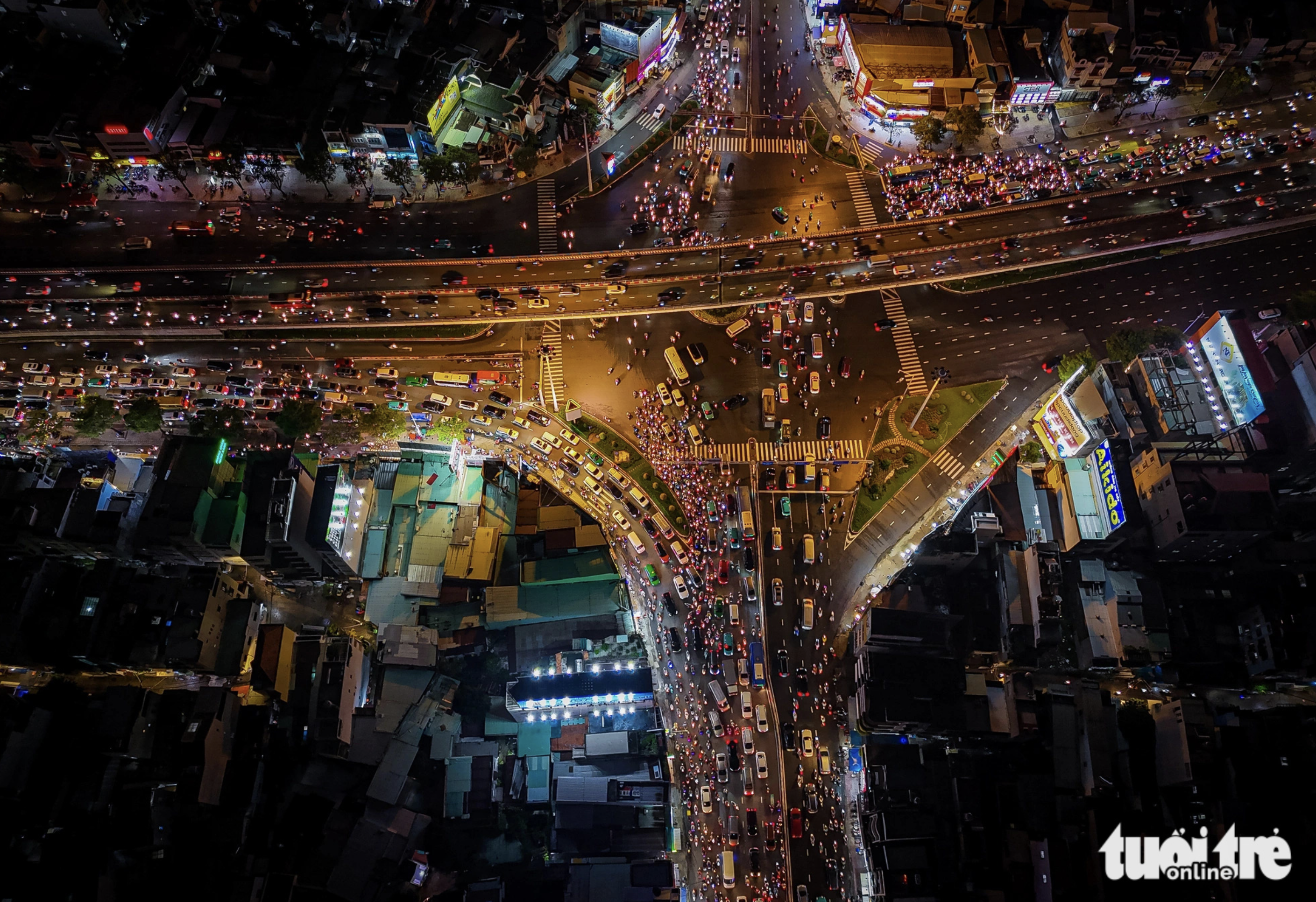 Vehicles are stuck in traffic congestion at an intersection in Binh Thanh District on October 8, 2024. Photo: Le Phan / Tuoi Tre