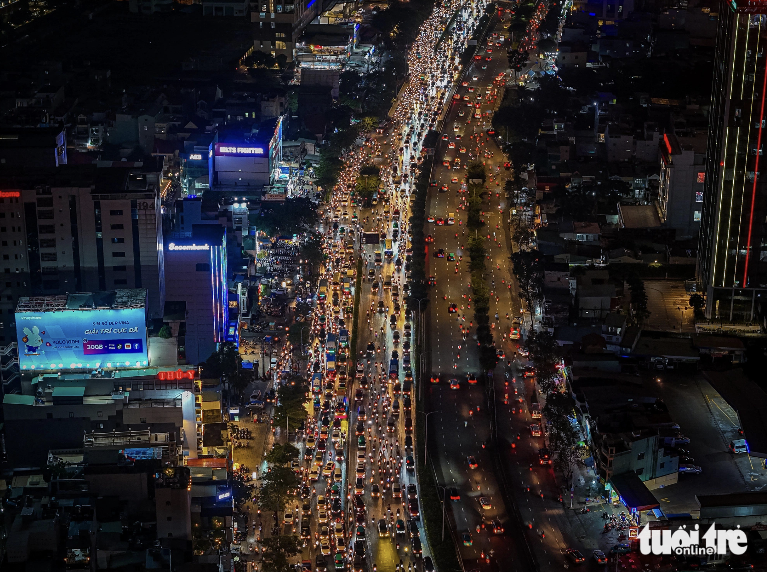 A traffic snarl-up faces a street in Binh Thanh District on October 8, 2024. Photo: Le Phan / Tuoi Tre