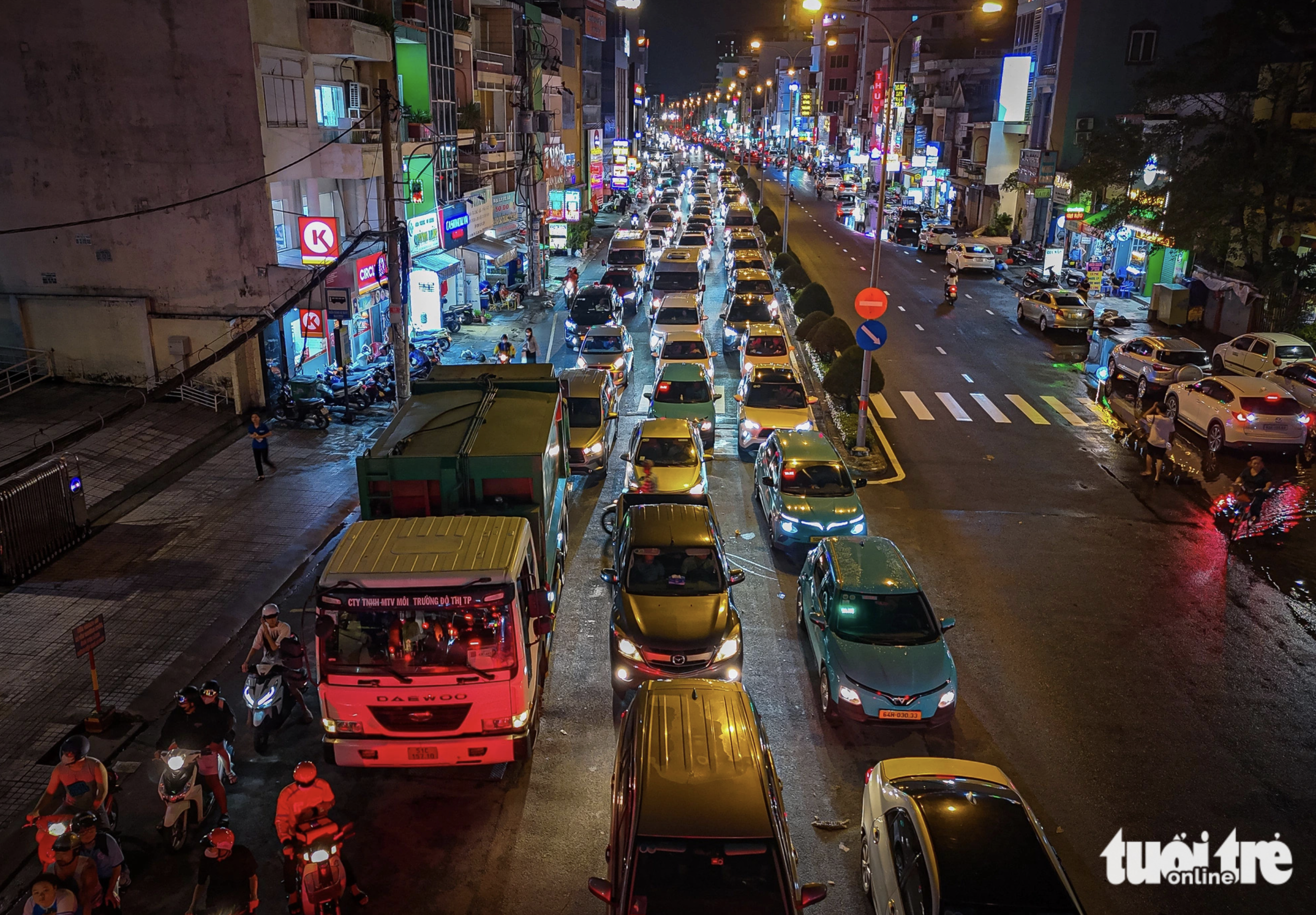 Vehicles face traffic jams for a few hours in Binh Thanh District on October 8, 2024. Photo: Le Phan / Tuoi Tre