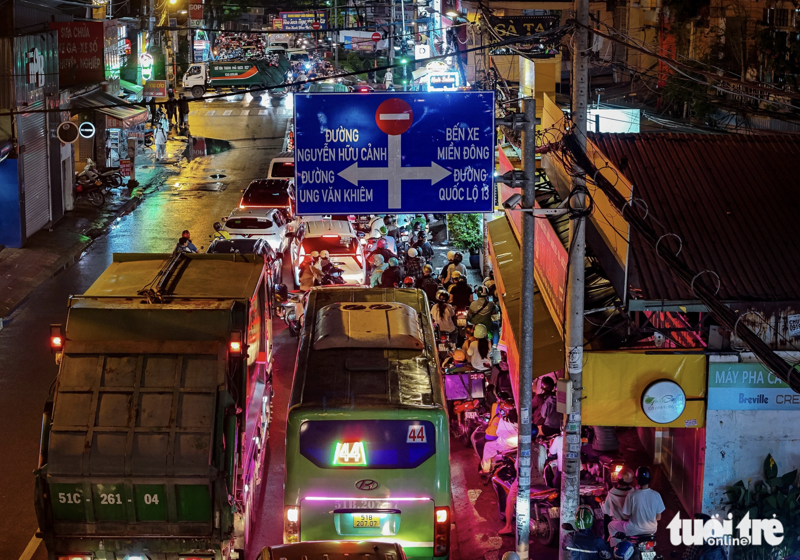 At 7:55 pm on October 8, 2024, vehicles remained stuck in a traffic snarl-up on a street in Binh Thanh District. Photo: Le Phan / Tuoi Tre