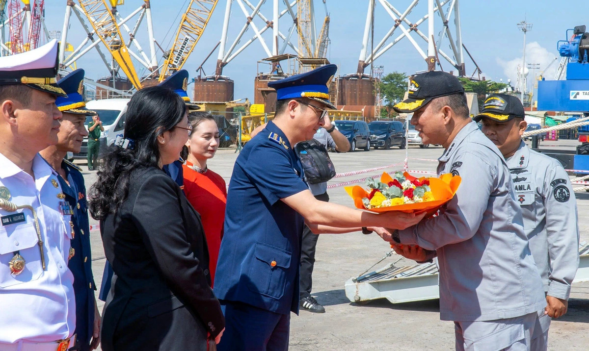 A representative of Vietnam Coast Guard Region 3 (L) presents flowers to a representative of Indonesia’s coast guard ship KN Pulau Dana 323 at the PTSC Port in Vung Tau City of southern Vietnam’s Ba Ria-Vung Tau Province on October 8, 2024. Photo: Dong Ha / Tuoi Tre