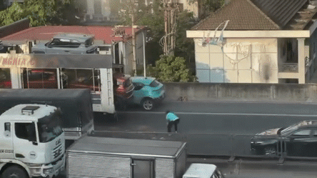 Hanoi taxi driver removes nearly 100 broken bricks from road