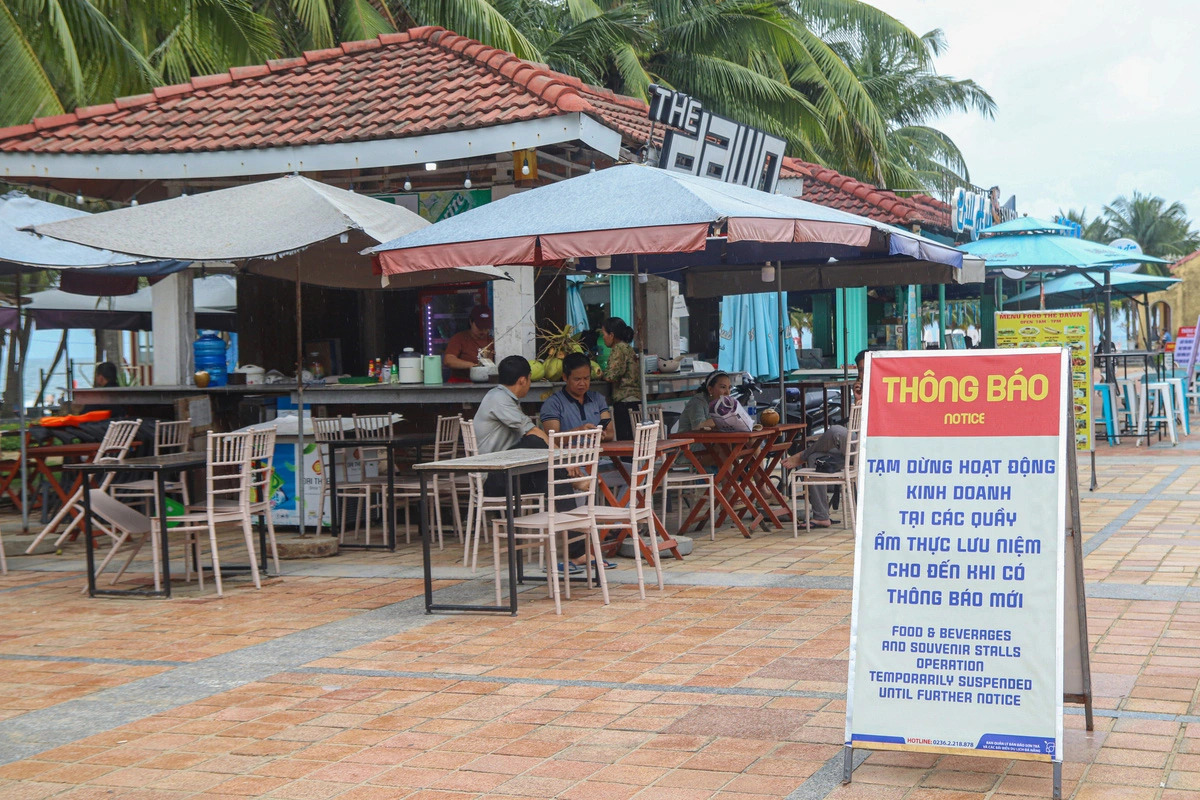 Food, souvenir kiosks along Da Nang coastline defy eviction