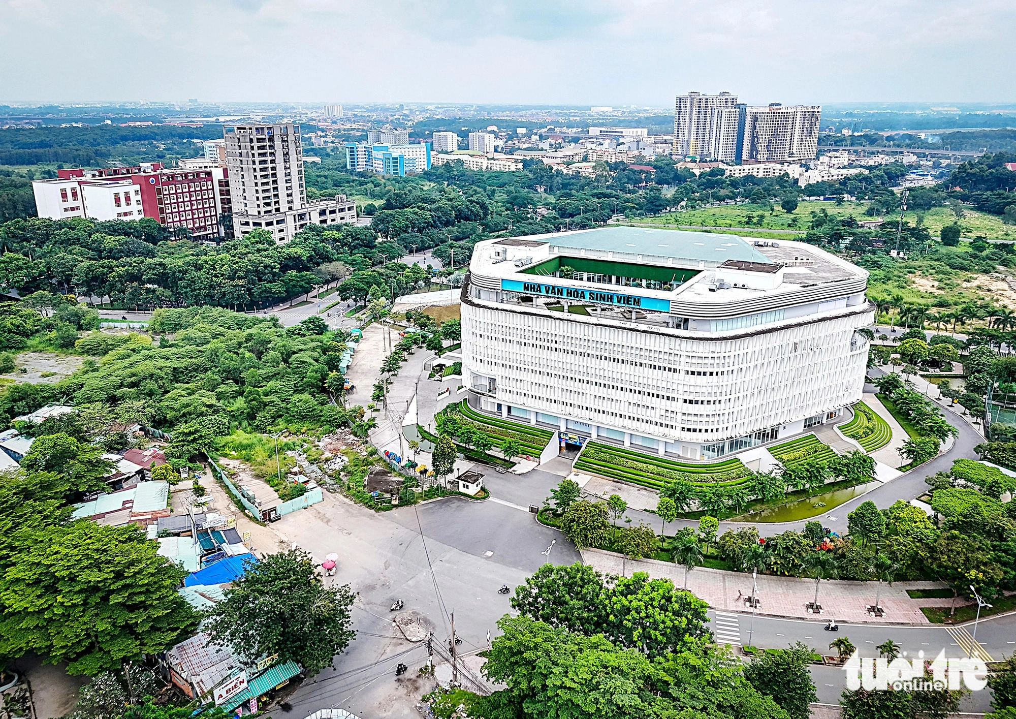 Several plots of land near the student cultural center in the VNU-HCM urban area have not been cleared. Photo: Chau Tuan / Tuoi Tre