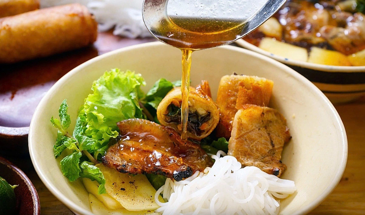 Many tourists also prefer ‘bun cha’ (rice noodles with grilled pork and meatballs) in Hanoi. Photo: Michelin Guide