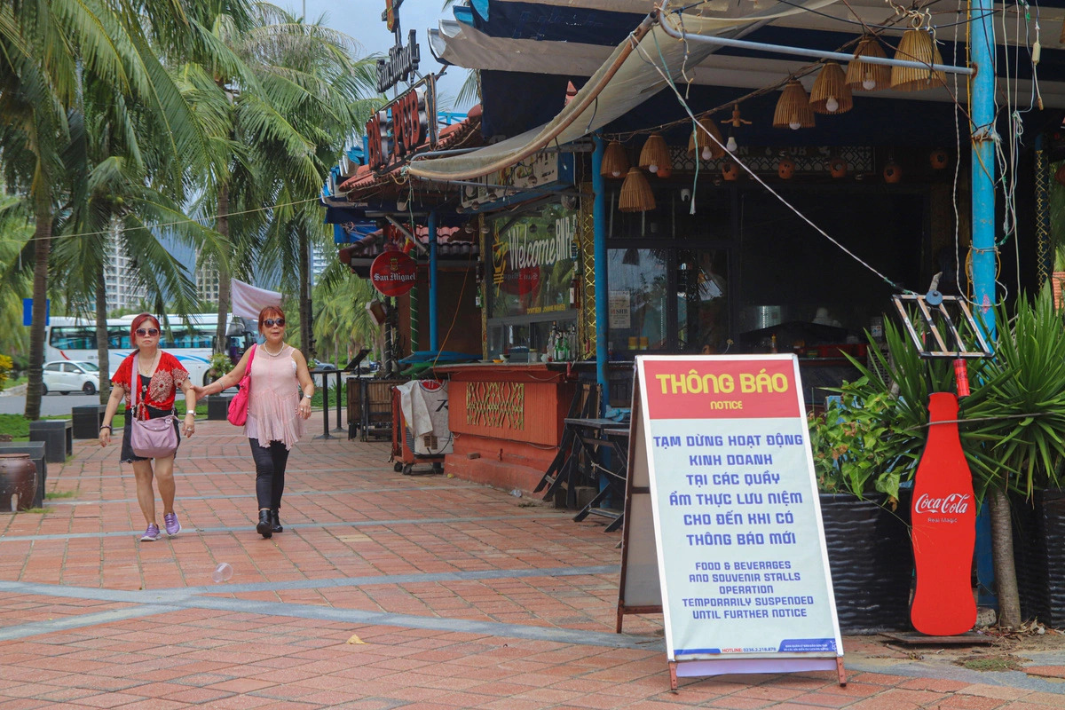 Only three kiosks along the coastline in Da Nang, central Vietnam, have agreed to cease operations, while seven have yet to comply. Photo: Thanh Nguyen / Tuoi Tre