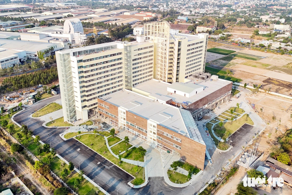 Construction of the Cu Chi Regional General Hospital in Tan An Hoi Commune, Cu Chi District, Ho Chi Minh City, is nearly complete. The hospital will be put into operation in April 2025. Photo: Phuong Quyen / Tuoi Tre