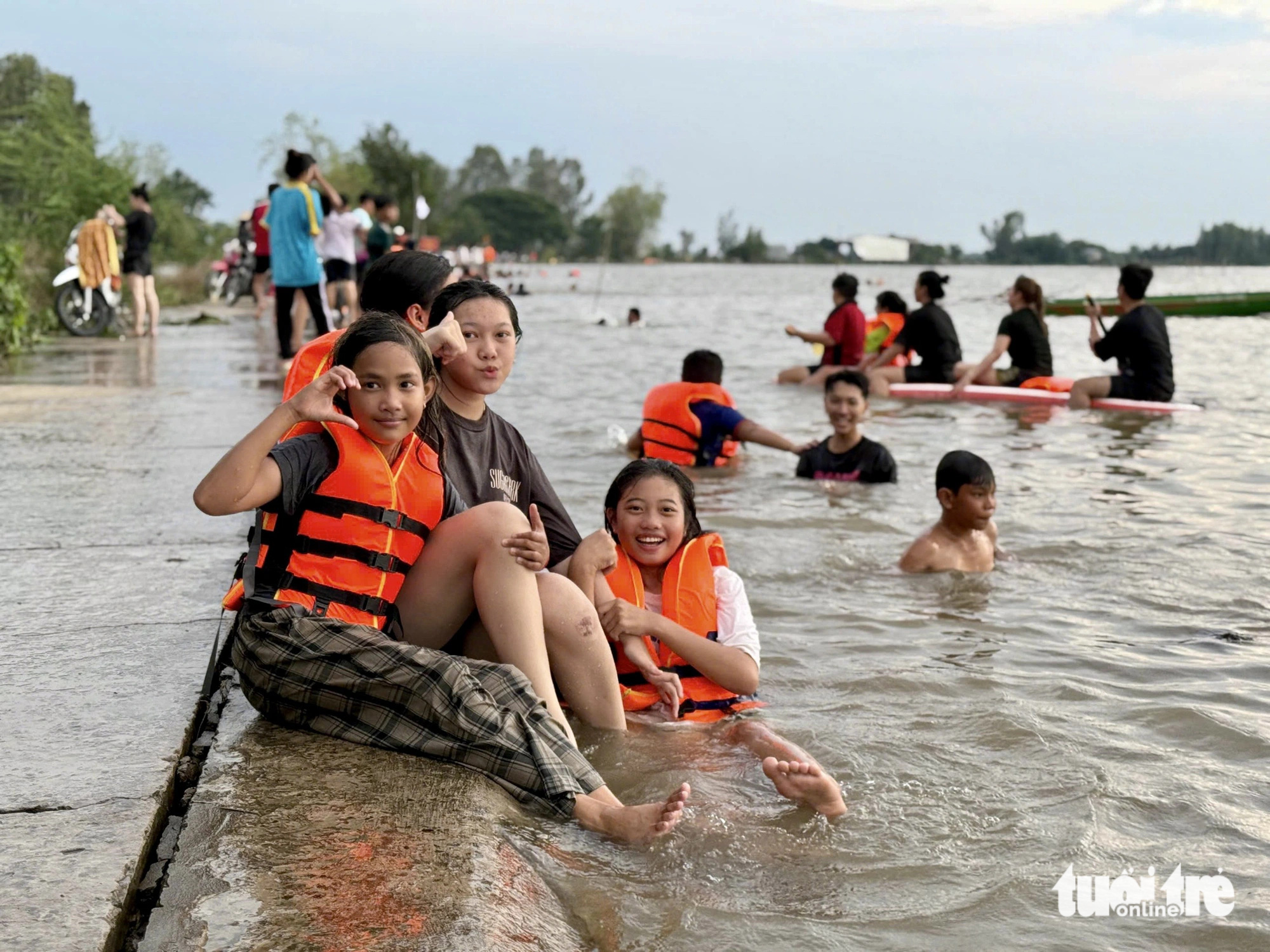 Children joyfully frolic in the flooded fields of Hong Ngu District, Dong Thap Province, southern Vietnam, October 10, 2024. Photo: Tong Doanh / Tuoi Tre