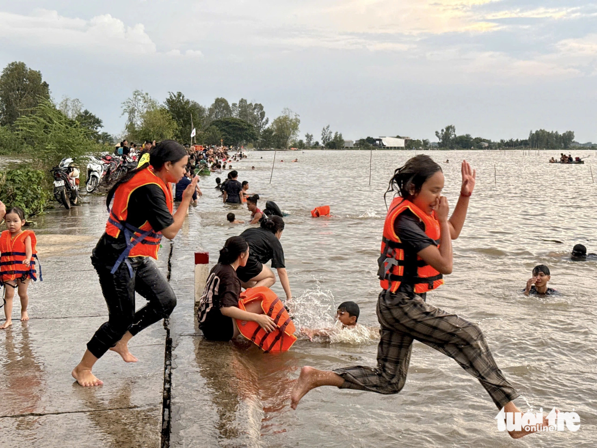 Vietnamese Mekong Delta’s ‘floating season’: Cherished childhood memories of bathing in flooded fields