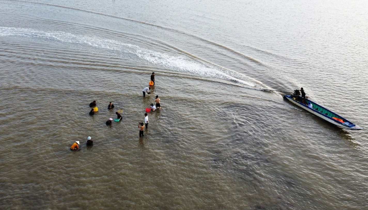 Tourists catch clams at a floodplain of Mui Ca Mau (Ca Mau Cape) National Park in Ca Mau Province, southern Vietnam. Photo: Thanh Huyen / Tuoi Tre