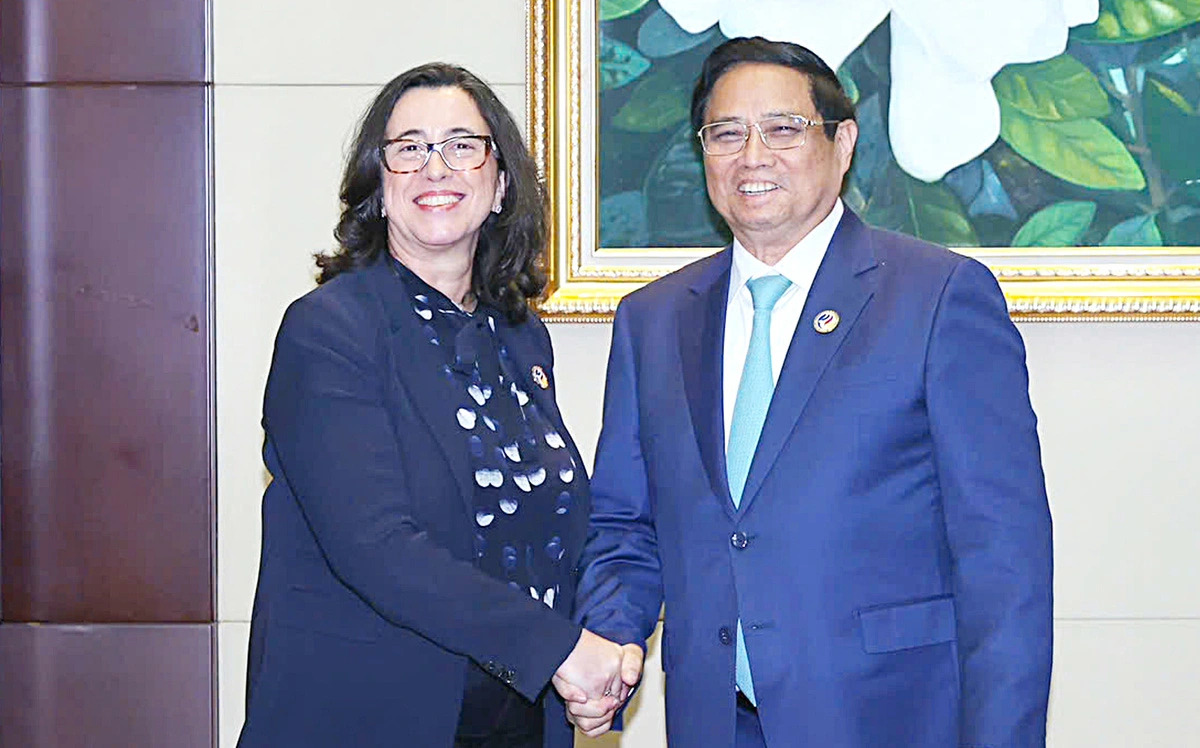 Vietnamese Prime Minister Pham Minh Chinh (R) shakes hands with Manuela Ferro, World Bank vice president for East Asia and Pacific, at their meeting on the sidelines of the 44th and 45th ASEAN Summits and related summits in Vientiane, Laos, on October 10, 2024. Photo: Doan Bac / Tuoi Tre