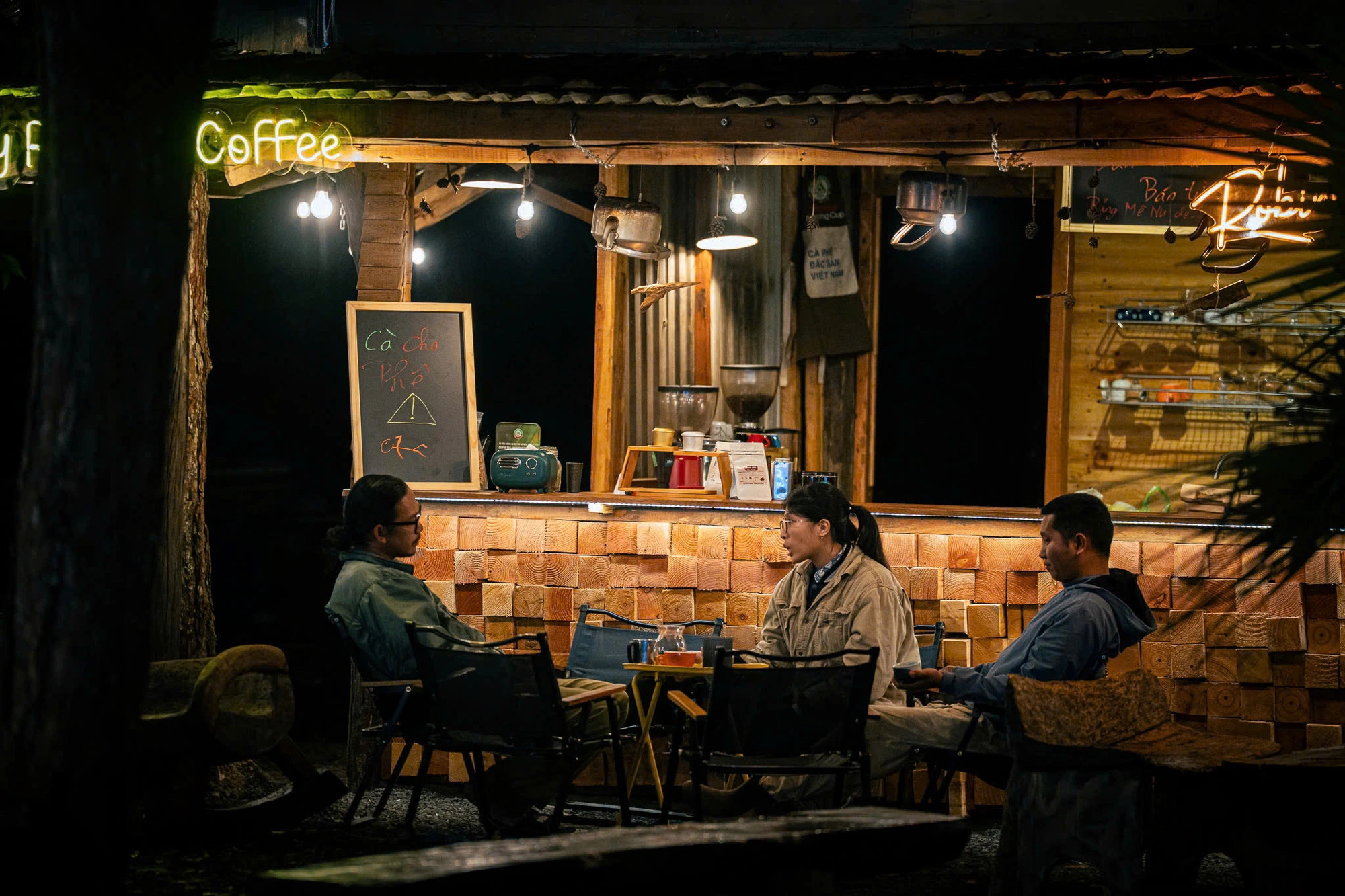 Tourists relax at a cafe on the Mang Den night street. Photo: Ha Nguyen