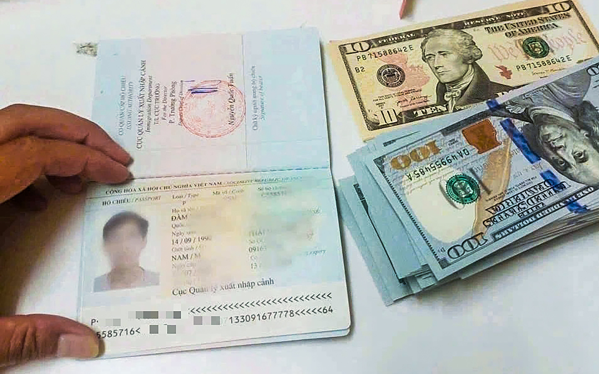 Cash and personal documents found in the backpack belonging to D.V.S., forgotten at Noi Bai International Airport in Hanoi. Photo: Noi Bai International Airport