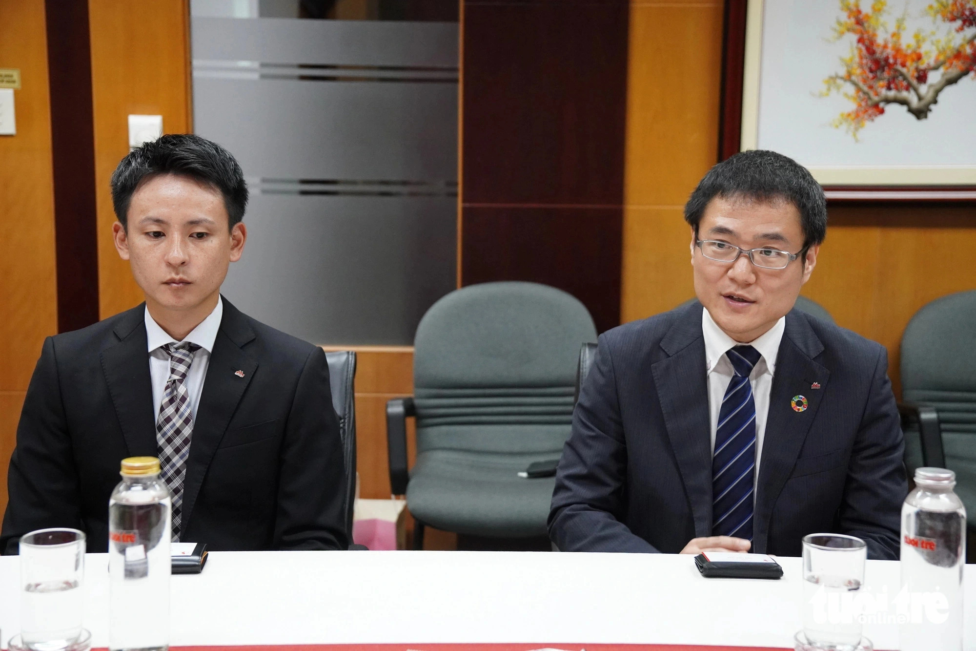 (L-R) Kazuki Arai, business development director at Morinaga Nutritional Foods Vietnam Joint Stock Company under Japan’s Morinaga Milk Group, and Yusuke Oba, deputy general director at Morinaga Le May Vietnam Joint Stock Company under the Group, discuss their desire to aid typhoon-hit people at the headquarters of Tuoi Tre (Youth) newspaper in Ho Chi Minh City, October 10, 2024. Photo: An Vi / Tuoi Tre