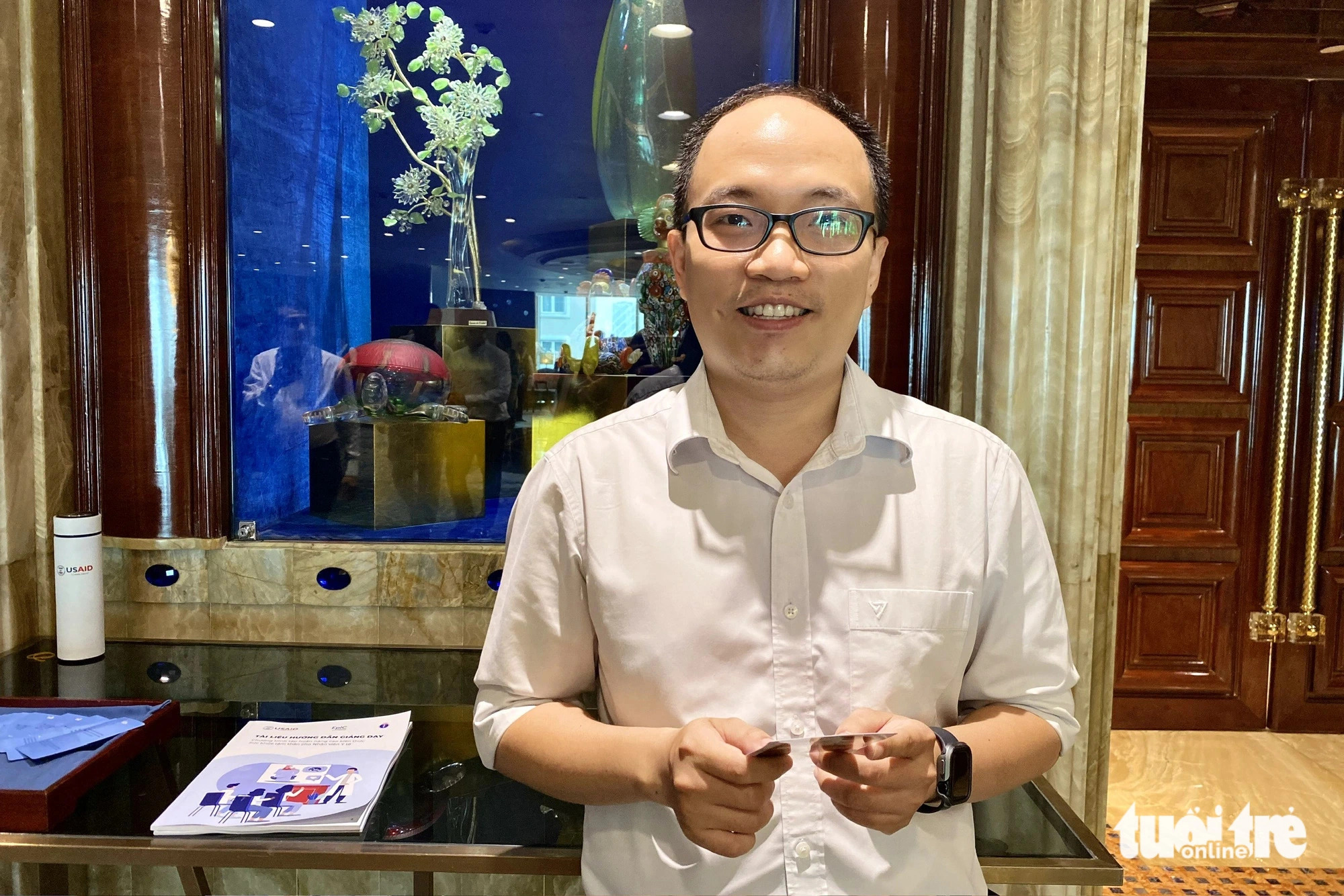 Nguyen Thai Thanh Phong, deputy head at the general planning department under District 1 Hospital in Ho Chi Minh City, told Tuoi Tre (Youth) newspaper that he often deals with significant pressure, sometimes to the point of losing sleep due to the heavy workload. Photo: Tien Quoc / Tuoi Tre