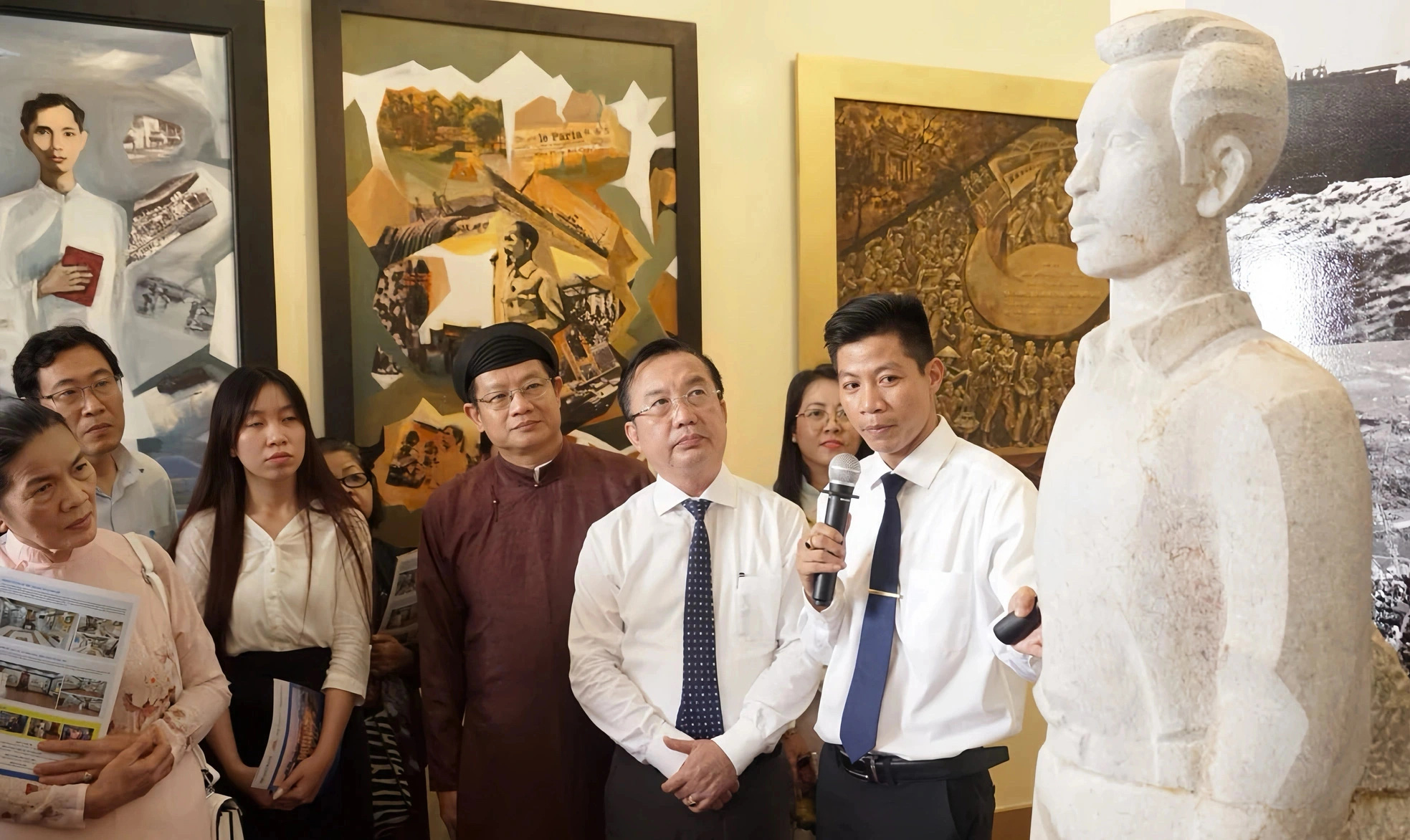 Delegates watch an artifact on display at the Ho Chi Minh City branch of the Ho Chi Minh Museum, October 11, 2024. Photo: Le Duy / Tuoi Tre