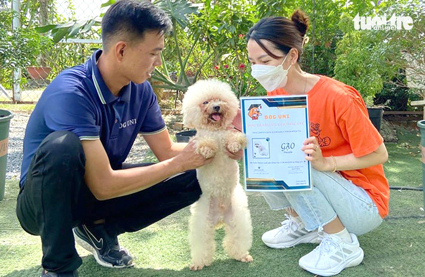 A dog receives a graduation certificate following their course completion at Dog Uni in District 12, Ho Chi Minh City. Photo: Chung Thanh Huy / Tuoi Tre