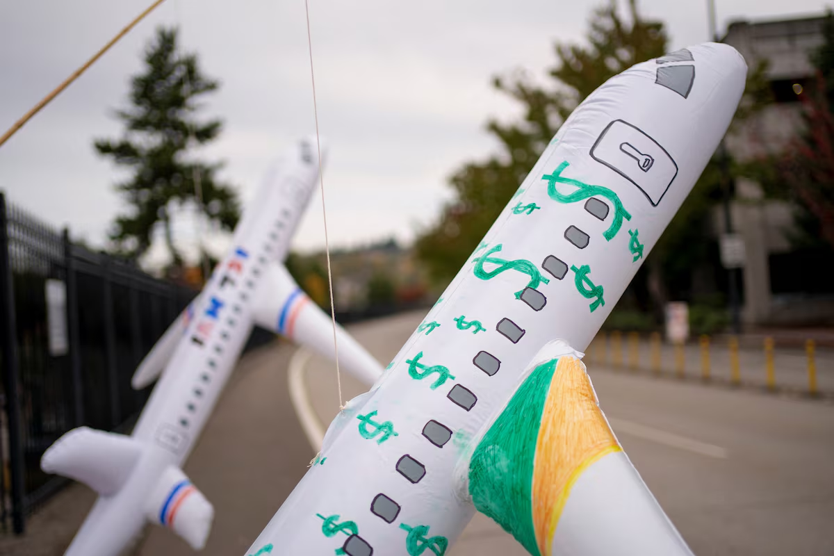 Inflatable airplanes are seen, held by Boeing workers on a picket line near the entrance to a Boeing production facility in Renton, Washington, U.S. October 11, 2024. Photo: Reuters