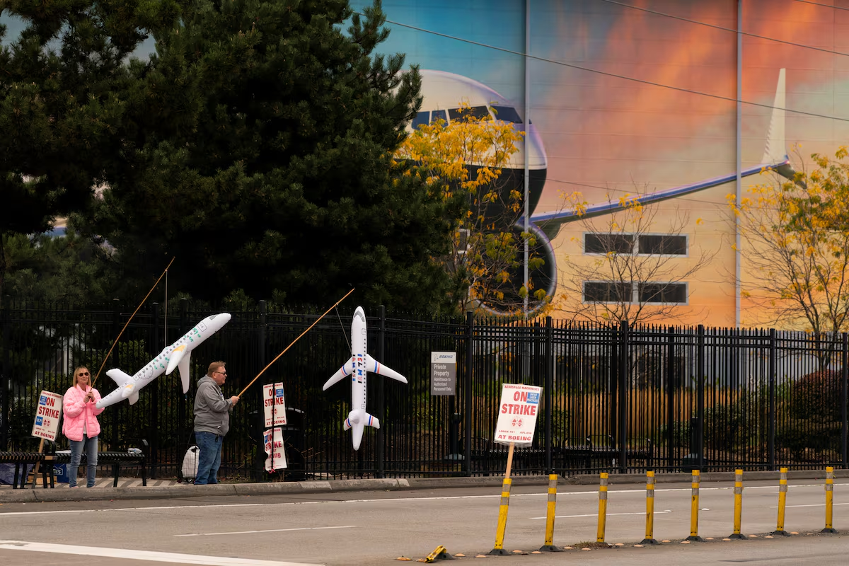 Boeing workers Maria Hamshaw and Tim Mattingly, who are siblings, hold inflatable airplanes on a picket line near the entrance to a Boeing production facility in Renton, Washington, U.S. October 11, 2024. Photo: Reuters