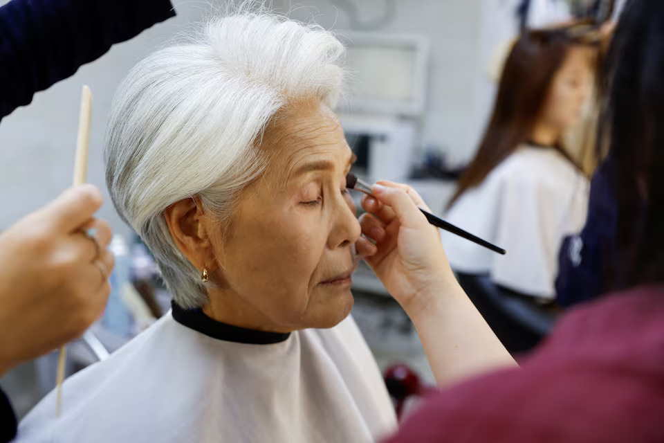 [3/5]Choi Soon-hwa, an 81-year-old senior model who won the best dressed award at Miss Universe Korea as the oldest contestant, gets her makeup done in the makeup room before appearing on the morning news in Seoul, South Korea October 4, 2024. Photo: Reuters