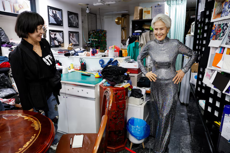 [2/5]Choi Soon-hwa, an 81-year-old senior model who won the best dressed award at Miss Universe Korea as the oldest contestant, comes out after changing into a dress at a tailor shop, in Seoul, South Korea October 4, 2024. Photo: Reuters